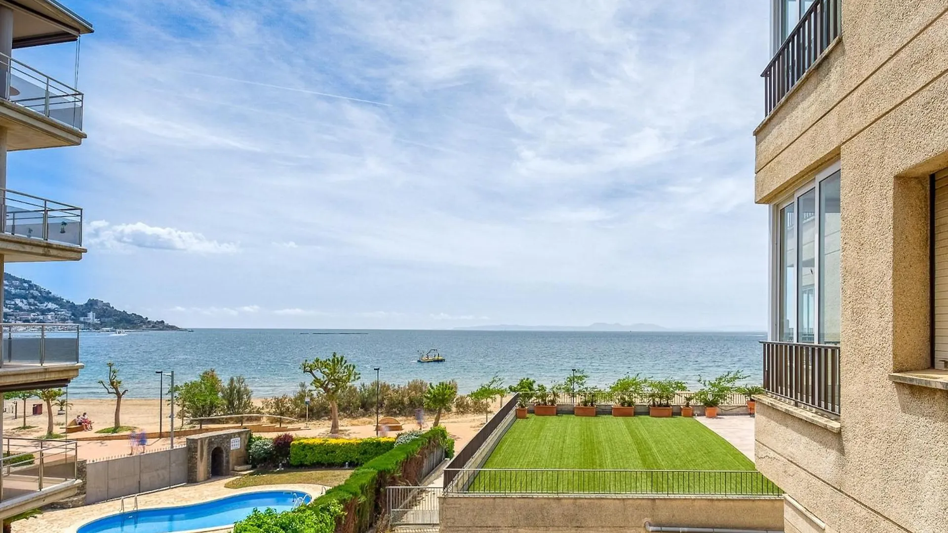 Beautiful Apartment With View Roses